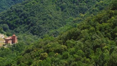 Barcelona, İspanya - 20 Haziran 2016: Küçük bina otel dağlarda yeşil ağaçlarıyla kaplı. İspanya, Costa Brava