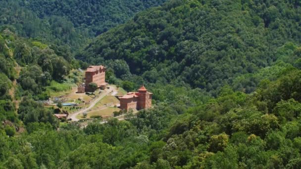 Barcelona, España - 20 de junio de 2016: Pequeño hotel de construcción en las montañas cubiertas de árboles verdes. España, Costa Brava — Vídeo de stock