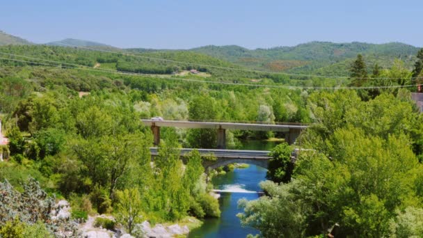 Het weggetje brug over een rivier in de bergen van Spanje. Prachtige ligging in de bergen — Stockvideo