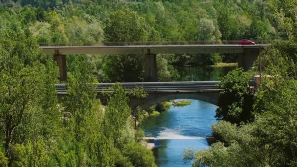 Küçük yol köprünün diğer tarafında bir nehir İspanya dağlarında. Dağlarda pitoresk konumu — Stok video