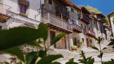 Rupit Katalan şehir turları kadın yürüyor. Katalonya ve İspanya - Cadılar şehir ünlü dönüm noktası