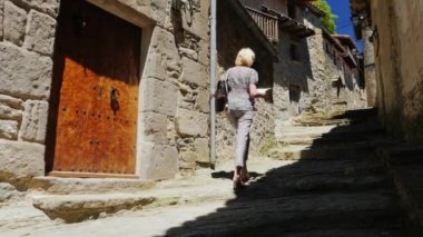 Kadın turist, İspanya - Rupit antik kenti adımlardan tırmanıyor. Turist yer - Cadılar şehir arasında popüler