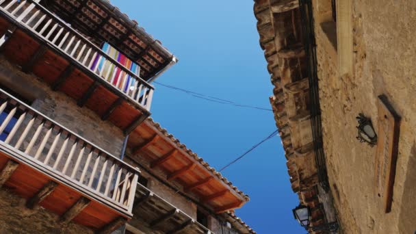 Τα παλιά σπίτια με μπαλκόνια στο το χωριό των Rupit. Το διάσημο ορόσημο της Καταλονίας και της Ισπανίας. — Αρχείο Βίντεο