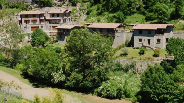 Varias casas antiguas en la ciudad de Rupit, Cataluña. Una atracción turística popular y España — Vídeo de stock