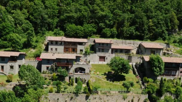 Um número de casas antigas na cidade de Rupit, Catalunha. Uma atração turística popular e Espanha — Vídeo de Stock