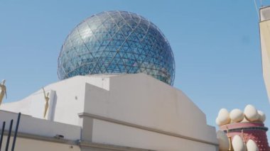 Figueres, İspanya - 20 Haziran 2016: vurdu Steadicam: Teatre sanatçı Salvador Dali Müzesi, ışıklık ve figurines Oscar