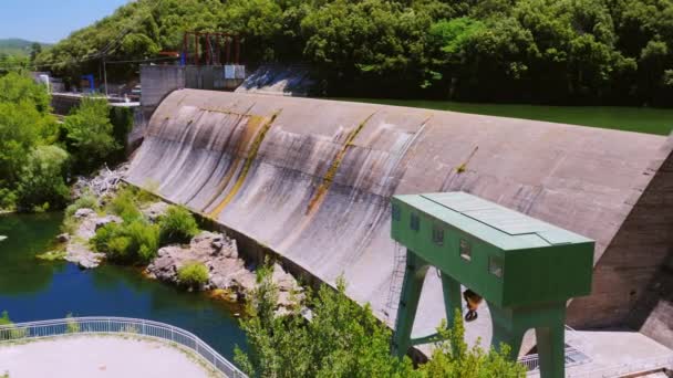 Den dam och vattenkraftverk nära en liten bro över floden. Spanien, en pittoresk plats i bergen — Stockvideo