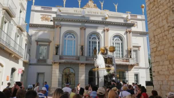 FIGUERES, ESPAÑA - 20 jun 2016: El Museo Teatre del artista Salvador Dalí, Entrada al teatro-museo de Salvador Dalí. Turistas de pie cerca de la entrada — Vídeos de Stock