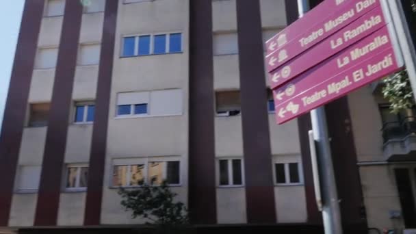 FIGUERES, SPAIN - Jun 20 2016: Steadicam shot: The Teatre Museum of the artist Salvador Dali, Road sign at the Dali Museum — Stock Video