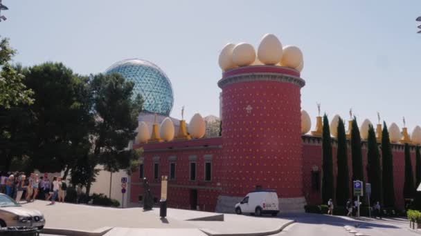 Figueres, Španělsko - 20 červen 2016: Steadicam záběr: Teatre muzeum umělec Salvador Dalí, slavný dům s vejce na věž — Stock video