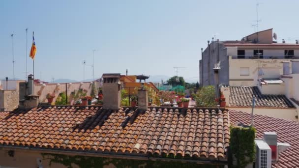 Típica ciudad mediterránea de España, una vista superior del tejado — Vídeo de stock