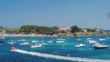 Pitoresk deniz yat ve tekne ile defne. Popüler İspanyol tatil şehir Cadaques