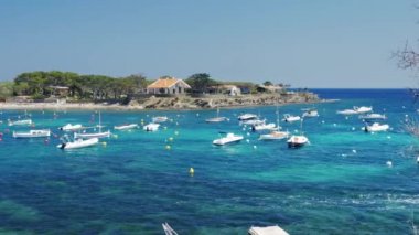 Hayalinizdeki tatil - bungalov tekneler ve yatlar koy ön planda küçük bir yarımada üzerinde. Elektronik bir steadicam kamera monte