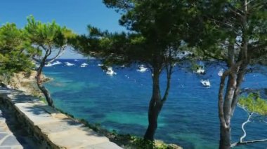 Steadicam Pov görünümü vurdu: tekneler ve yatlar Akdeniz ile pitoresk bir koyda tatil İspanya