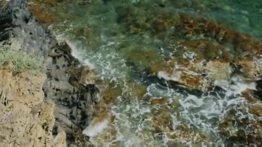 Vinç atış: şapkalı kadın hayran deniz. Kamera denizin uzak hareket eder ve bir kadınla kayalar. Başlıklar için boş alan