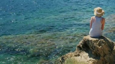 Denize, dikiz bakarak bir kadın. Başlıklar için boş alan