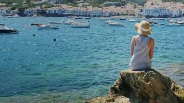 Vinç atış: kadın denizde, dikiz arıyor. İspanya, Costa Brava