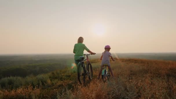 Feliz infancia - mi madre caminando con su hija. Ir a un amanecer de reunión — Vídeos de Stock