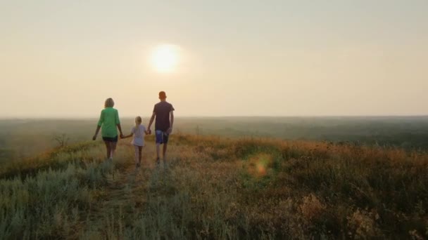 Dem Traum entgegen - Familie hält Händchen und geht der Sonne entgegen — Stockvideo