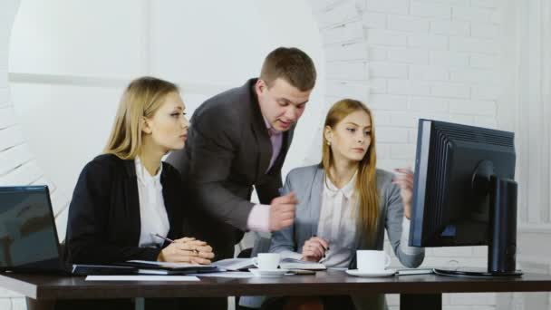 Equipo exitoso de jóvenes que trabajan en la oficina — Vídeos de Stock