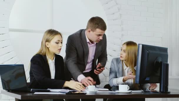 Jeunes gens qui travaillent ensemble au bureau — Video