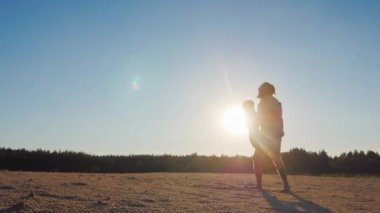 Güçlü baba oğul gökyüzünde bombaladı. Onunla günbatımında oynarken