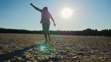 Steadicam yavaş vurdu: genç Baba çalışır uçurtma onun için onun çocukları ve karısı çalıştıran