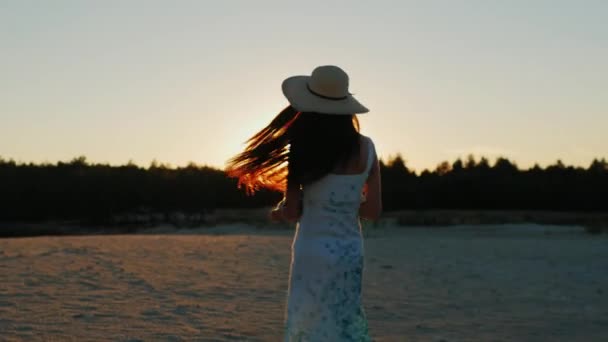 Giovane madre con i capelli lunghi che gioca con suo figlio al tramonto. Il divertimento fa inversione. — Video Stock