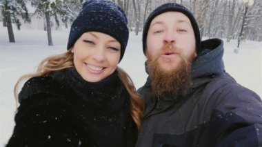 Komik kadın ve kar taneleri düşüyor selfie kış karda, işi sakallı bir adam