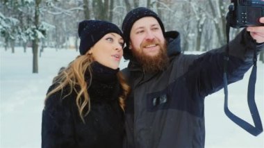 Genç çift ormandaki - selfie karda eğleniyor