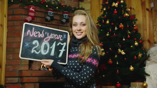 Chica atractiva con una tableta en 2016 — Vídeo de stock