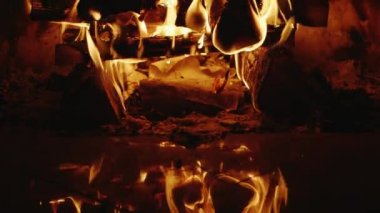 Ev konforu - şömine yakıcı sıcaklığını