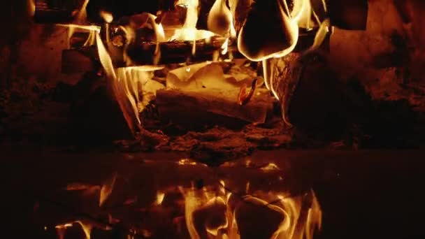 Chaleur du confort de la maison - cheminée en feu 