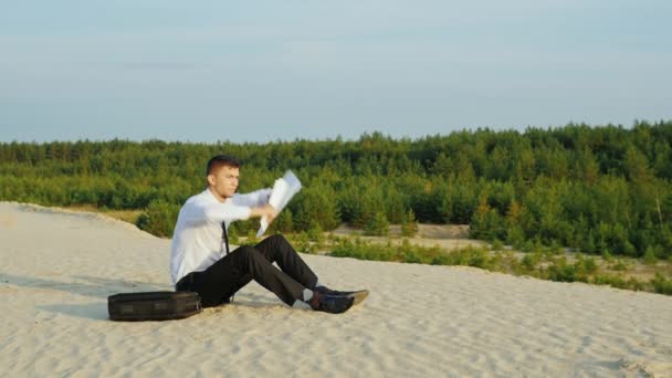 Young businessman reading bad news. Kicks documents on the wind — Stock Video