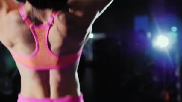 Espalda muscular de una mujer con buenos músculos de alivio. Súbete al bar del gimnasio. — Vídeos de Stock