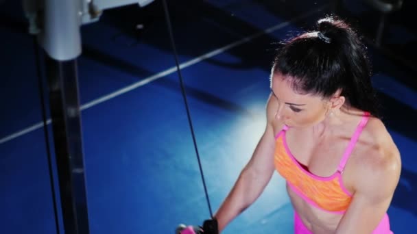 Erős sportos nő képzés az edzőteremben felülnézet — Stock videók