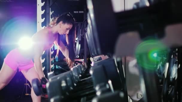 Motivace a odhodlání k sport: sportovní žena trénink v hale v záři reflektorů. Ženské kulturistiky — Stock video