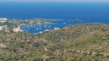 Popüler tatil İspanya - Cadaques şehir, üstten görünüm