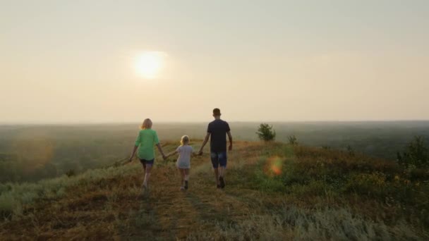 Steadicam shot: The family goes to the sun, met with dawn — Stock Video