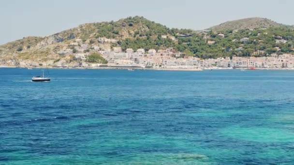 Mooi uitzicht op de resort stad in Spanje, zee zeilen jacht — Stockvideo