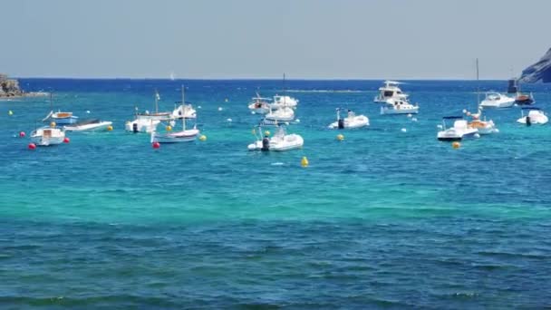 Düz görüş kamerası - berrak Denizi, yat ve tekne. Küçük kasaba Cadaques İspanya bay — Stok video