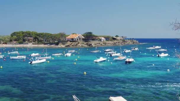 Place paradis vacances - bungalows et la mer avec des yachts et des bateaux — Video