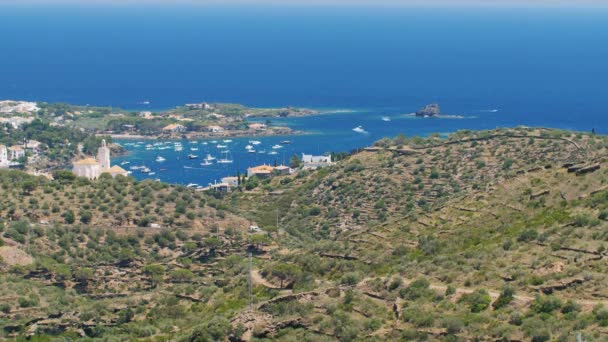 El popular resort en España - la ciudad de Cadaques, una vista superior — Vídeo de stock