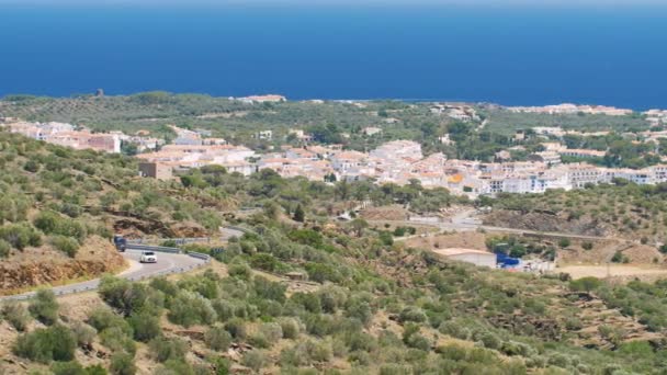 A népszerű üdülőhelyen, Spanyolország - a város Cadaques, egy felülnézet — Stock videók