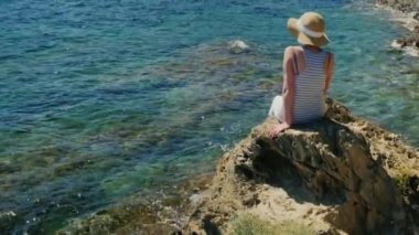 Vinç atış: kadın denizde, dikiz arıyor. Başlıklar için boş alan