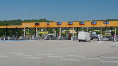 Barcelona, İspanya - 15 Haziran 2016: Ücretli seyahat ile yolun girişinde