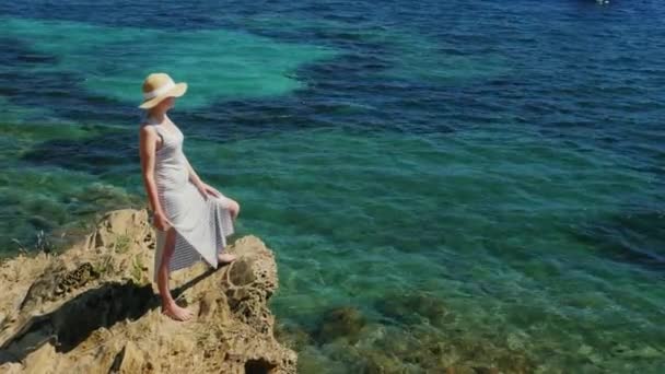 Dźwig strzał: wakacje swoich marzeń na morze. Kobieta stojąc i podziwiać piękne krajobrazy. Ilość wolnego miejsca dla tytułów — Wideo stockowe