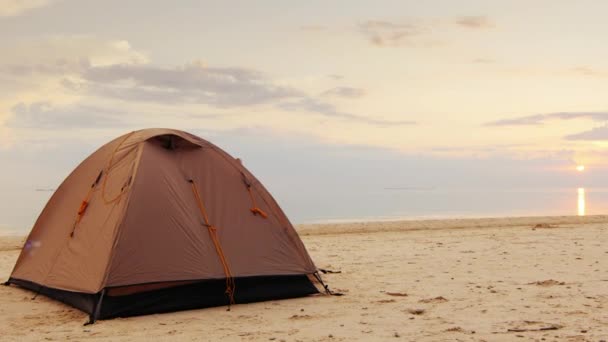 Uma mulher com suas duas filhas andando ao longo da praia, em primeiro plano é uma tenda para a noite — Vídeo de Stock