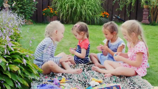 Grupo de niños jugando en el césped cerca de la casa. Socializar, moldeado a partir de figuritas de arcilla — Vídeo de stock