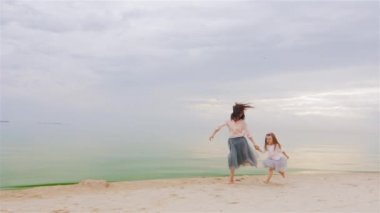 Kaygısız genç anne kızıyla birlikte üç yıl plajda çalışan. Güzel bir gün batımı gökyüzü fonunda